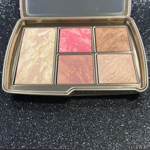 NWT HOURGLASS AMBIENT LIGHTING PALETTE